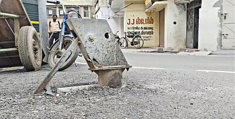 சேலம் செவ்வாய்பேட்டை பகுதி அப்புசாமி தெருவில் போர்வெல் அடிபம்பை அகற்றாமல் தார் சாலை அமைக்கப்பட்டது. பின்னர் அடிபம்பு அகற்றப்பட்டது.