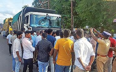 பொள்ளாச்சி | கேரளாவுக்கு கருங்கல் ஏற்றிச்சென்ற லாரி மீது பாஜகவினர் தாக்குதல்