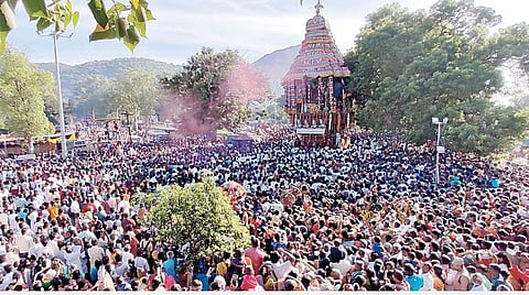 பக்தர்கள் வெள்ளத்தில் ஆடி அசைந்து வந்த தேர். படங்கள்: எஸ்.கிருஷ்ணமூர்த்தி