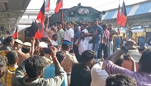 மதுரை ரயில் நிலையத்தில் திருச்செந்தூர் - பாலக்காடு ரயில் எஞ்சின் மீது ஏறி போராட்டம் நடத்திய திமுகவினர்.
