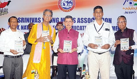 என்கேடி தேசிய மகளிர் கல்வியியல் கல்லூரியில் நடைபெற்ற விழாவில் பங்கேற்ற தமிழக ஆளுநர் ஆர்.என்.ரவி ‘மறக்கப்பட்ட சுதந்திரப் போராட்ட வீரர்கள்’ என்ற நூலை வெளியிட்டார். உடன், னிவாஸ் இளைஞர்கள் சங்கத் தலைவர் டி.ஏ.சம்பத்குமார், நூலாசிரியர் கே.தர், மகாகவி பாரதியாரின் கொள்ளுப் பேரன் ராஜ்குமார் பாரதி, என்கேடி கல்லூரி செயலர் ஆறுமுகம் உள்ளிட்டோர்.