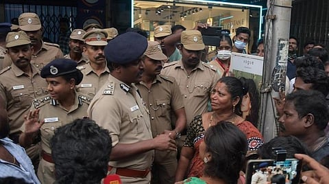 சென்னையில் தனியார் வங்கி நிறுவனத்தில் துணிகரம்: ஊழியர்களை கட்டிப்போட்டு ரூ.15 கோடி நகைகள் கொள்ளை