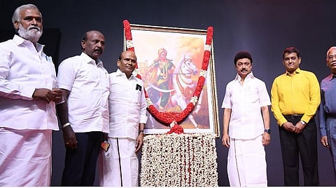 வீரமங்கை வேலுநாச்சியார் இசையார்ந்த நாட்டிய நாடகத்தை சென்னை கலைவாணர் அரங்கில் தொடங்கி வைத்து, வேலுநாச்சியாரின் படத்துக்கு முதல்வர் மு.க.ஸ்டாலின் மலர்தூவி மரியாதை செலுத்தினார். உடன், அமைச்சர்கள் மற்றும் அதிகாரிகள்.