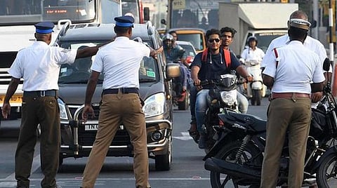 1 லட்சம் வழக்குகள், ரூ.1.07 கோடி அபராதம் வசூல்: பதிவெண் பலகையின் விதிகளை மீறும் வாகன ஓட்டிகள் மீது நடவடிக்கை