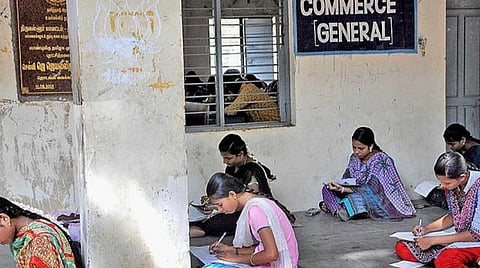 சுயநிதி பிரிவுகளில் அதிக கட்டணம் செலுத்த முடியாமல் மாணவர்கள் தவிப்பு: தென்மண்டலத்தில் அரசு கலைக் கல்லூரிகள் அதிகரிக்கப்படுமா?