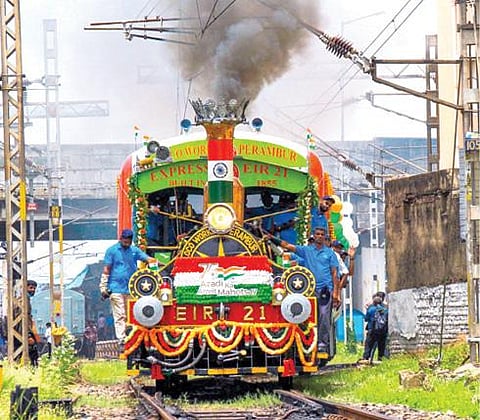 சுதந்திர தினத்தையொட்டி, இந்திய ரயில்வேயின் பாரம்பரியத்தை நினைவுகூரும் வகையில், சென்னை எழும்பூரில் இருந்து கோடம்பாக்கம் வரை பழமை வாய்ந்த நீராவி இன்ஜின் ரயில் நேற்று இயக்கப்பட்டது. இதில், தெற்கு ரயில்வே பொதுமேலாளர் பி.ஜி.மல்லையா மற்றும் அதிகாரிகள் பயணித்தனர். படம்: பு.க.பிரவீன்.