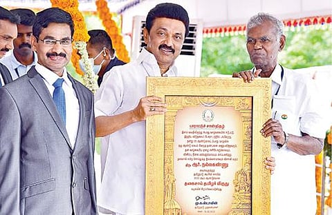 சென்னை கோட்டையில் நடந்த சுதந்திர தின விழாவில் ‘தகைசால் தமிழர்’ விருதை இந்திய கம்யூனிஸ்ட் கட்சியின் மூத்த தலைவர் ஆர்.நல்லகண்ணுவுக்கு முதல்வர் மு.க.ஸ்டாலின் வழங்கினார். அருகில் தலைமைச் செயலர் வெ.இறையன்பு உள்ளார்.