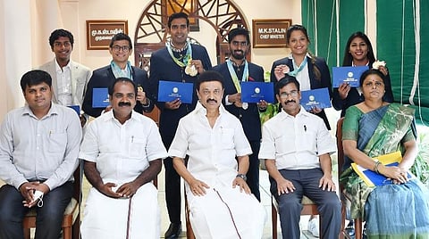 காமன்வெல்த், வாள்வீச்சு, செஸ் சாதனையாளர்களுக்கு ரூ.4.31 கோடி ஊக்கத் தொகை: முதல்வர் ஸ்டாலின் வழங்கினார்