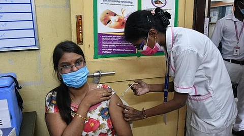 கோவிட் தடுப்பூசி முன்னெச்சரிக்கை டோஸ் வழங்குவதை உறுதி செய்க: மத்திய அரசு