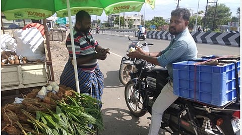 மதுரை வாகன ஓட்டிகளை கவர்ந்து வரும் தேங்காய் பூ விற்பனை