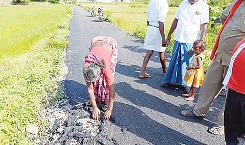 ஜவ்வாதுமலையில் தரமற்ற சாலை அமைக்கப்பட்டுள்ளதை காண்பித்த பெண் ஒருவர்.
