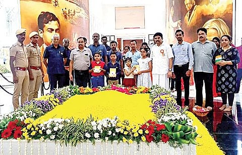 ராமேசுவரம் பேக்கரும்பில் உள்ள கலாம் நினைவிடத்தில் ஒரு கோடி பார்வையாளர்களைக் கடந்த பிறகு வந்தவர்களுக்கு நினைவுப் பரிசு வழங்கப்பட்டது.