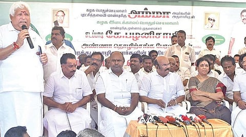 போக்குவரத்து ஊழியர்களின் கோரிக்கைகளை வலியுறுத்தி அண்ணா தொழிற்சங்க பேரவை சார்பில் சென்னை பல்லவன் இல்லம் அருகே நேற்று உண்ணாவிரதப் போராட்டம் நடைபெற்றது. இதில் அதிமுக நிர்வாகிகள் ஜெயக்குமார், ஆர்.பி.உதயகுமார், எம்.ஆர்.விஜயபாஸ்கர், கோகுல இந்திரா உள்ளிட்டோர் பங்கேற்றனர். படங்கள்: ம.பிரபு