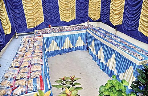 கொள்ளையர்களிடம் இருந்து மீட்கப்பட்ட நகைகள். - கோப்புப்படம்