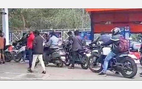 பெட்ரோல் இல்லை என வைக்கப்பட்டிருந்த அறிவிப்பு பலகை
