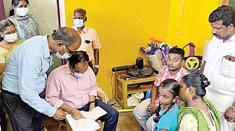 முகச்சிதைவு நோயால் பாதிக்கப்பட்ட டானியாவின் வீட்டுக்குச் சென்று நேற்று ஆய்வு மேற்கொண்ட மாவட்ட ஆட்சியர் ஆல்பி ஜான் வர்கீஸ் உள்ளிட்ட அதிகாரிகள்.