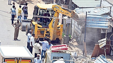 குரோம்பேட்டை ராஜேந்திர பிரசாத் சாலையில் உள்ள ஆக்கிரமிப்புகளை நேற்று அதிகாரிகள் அகற்றினர். | படம்: எம்.முத்துகணேஷ் |