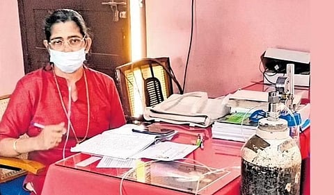 கேரளாவில் செயற்கை சுவாச உதவியுடன் தனித்தேர்வு எழுதிய 50 வயது பெண்