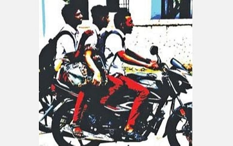 புதுச்சேரி | பொதுமக்களை அச்சுறுத்தும் வகையில் பைக் ஓட்டும் பள்ளி மாணவர்கள் - பெற்றோருக்கே அபராதம், தண்டனை