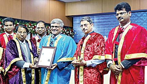 வேலூர் விஐடி பல்கலைக்கழகத்தில் நடைபெற்ற 37-வது ஆண்டு பட்டமளிப்பு விழாவில் அமெரிக்காவின் தேசிய அறிவியல் அமைப்பு இயக்குநர் சேதுராமன் பஞ்சநாதனுக்கு கவுரவ டாக்டர் பட்டம் வழங்கிய தமிழக ஆளுநர் ஆர்.என்.ரவி, விஐடி வேந்தர் கோ.விசுவநாதன். அருகில், விஐடி துணைத்தலைவர்கள் சங்கர் விசுவநாதன், சேகர் விசுவநாதன், ஜி.வி.செல்வம் உள்ளிட்டோர். படம்: வி.எம்.மணிநாதன்