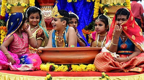 மதுராவில் இன்று கோகுலாஷ்டமி கோலாகல விழா - கிருஷ்ணர் உடைகள் ரூ.500 கோடிக்கு விற்பனை
