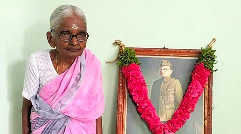 தருமபுரி அடுத்த அன்ன சாகரத்தில், நேதாஜி சுபாஷ் சந்திரபோஸ் உருவப்படத்துக்கு மரியாதை செலுத்திய தியாகி சிவகாமியம்மாள்