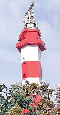 கீழக்கரை கலங்கரை விளக்கத்தில் உள்ள ரேடார்.