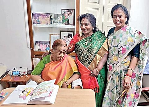 சென்னை கோபாலபுரத்தில் முன்னாள் முதல்வர் கருணாநிதியின் மனைவியும், முதல்வர் ஸ்டாலினின் தாயாருமான தயாளு அம்மாளை சந்தித்து நலம் விசாரித்தார். புதுச்சேரி துணைநிலை ஆளுநர் தமிழிசை சவுந்தரராஜன். உடன், ஸ்டாலினின் சகோதரி செல்வி.