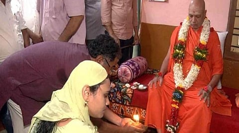 இந்து மடாதிபதியை வீட்டுக்கு அழைத்து பாதப்பூஜை செய்த முஸ்லிம் தம்பதி