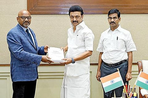 தமிழகத்தில் ஸ்மார்ட் சிட்டி திட்ட செயல்பாடுகள் தொடர்பாக ஆய்வு மேற்கொண்ட விசாரணைக் குழுத் தலைவர் பி.டபிள்யு.சி.டேவிதார், தனது அறிக்கையை தலைமைச் செயலகத்தில் முதல்வர் ஸ்டாலினிடம் நேற்று சமர்ப்பித்தார். உடன், தலைமைச் செயலர் வெ.இறையன்பு.