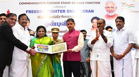 திருநெல்வேலி மாவட்டம் பாளையங்கோட்டையில் சுதந்திர போராட்ட வீரர் ஒண்டிவீரன் தபால்தலை வெளியீட்டு விழாவில் பங்கேற்ற ஆளுநர்கள் ஆர்.என்.ரவி, தமிழிசை சவுந்தரராஜன் உள்ளிட்டோர். படம்: மு.லெட்சுமி அருண்.