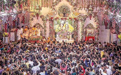 கிருஷ்ண ஜெயந்தியை முன்னிட்டு உத்தரபிரதேச மாநிலம் மதுராவில் உள்ள கிருஷ்ண ஜன்மஸ்தான் கோயிலில் கிருஷ்ணருக்கு நேற்று முன்தினம் சிறப்பு அபிஷேகம் நடைபெற்றது. இதைக் காண திரளான பக்தர்கள் கூடி யிருந்தனர். படம்: பிடிஐ.