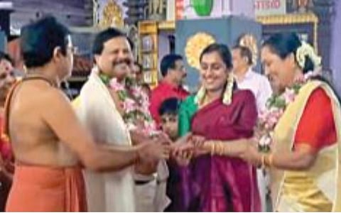 கேரளாவில் 59 வயதான தாய் ரதி மேனனுக்கு மறுமணம் செய்து வைத்த மகள் பிரசீதா.