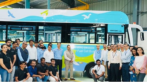 புனே | உள்நாட்டிலேயே உருவாக்கப்பட்ட முதல் ஹைட்ரஜன் எரிபொருள் பேருந்து அறிமுகம்