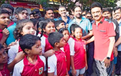 சென்னை மாநகராட்சி, மாநகர காவல் துறை மற்றும் பல்வேறு அமைப்புகள் சார்பில் அண்ணா நகரில் நேற்று நடத்தப்பட்ட ‘மகிழ்ச்சியான தெருக்கள்’ நிகழ்ச்சியில் சிறப்பு விருந்தினராக முதல்வர் ஸ்டாலின் கலந்துகொண்டு, பொதுமக்கள், சிறுவர்களுடன் உரையாடினார்.
