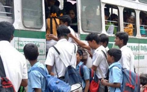 அரசுப் பள்ளி, கல்லூரிகளின் 25 லட்சம் மாணவர்களுக்கு விரைவில் பயண அட்டை: போக்குவரத்து துறை அதிகாரிகள் தகவல்