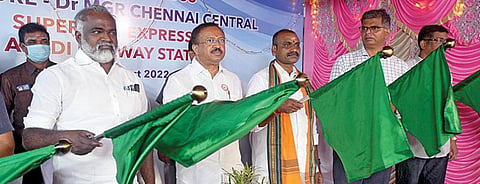 மங்களூரூ - சென்னை சென்ட்ரல் விரைவு ரயில், ஆவடி ரயில் நிலையத்தில் நின்று செல்லும் சேவையை மத்திய வெளியுறவு இணை அமைச்சர் முரளிதரன் நேற்று தொடங்கி வைத்தார். உடன் மத்திய மீன்வளத் துறை இணை அமைச்சர் எல்.முருகன், சென்னை மண்டல ரயில்வே மேலாளர் கணேஷ், பொன்னேரி எம்எல்ஏ துரை.சந்திரசேகர் ஆகியோர்.