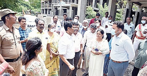 செங்கல்பட்டு மாவட்டம் சமூக நலன் மற்றும் மகளிர் உரிமை துறை சார்பாக, தாம்பரம் வட்டம் சிட்லபாக்கத்தில் புதியதாக கட்டப்பட்டு வரும், பணிபுரியும் பெண்கள் தங்கும் விடுதி பணிகளை தலைமைச் செயலாளர் வெ.இறையன்பு ஆய்வு செய்தார். உடன் ஆட்சியர் ஆ.ர.ராகுல் நாத் மற்றும் சமூக நலத்துறை அதிகாரிகள்.படம்:எம்.முத்துகணேஷ்
