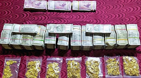 உரிய ஆவணங்கள் இல்லாமல் ரயிலில் கொண்டு வரப்பட்டதால் பறிமுதல் செய்யப்பட்ட நகை, பணம்.