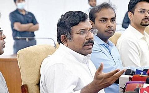 அரசுத் துறைகள் பட்ஜெட்டுக்குள் எரிபொருள் வாங்க வேண்டும்: நிதித் துறைச் செயலர் முருகானந்தம் அறிவுறுத்தல்
