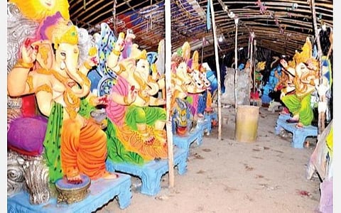 மதுரை மாட்டுத்தாவணி பேருந்து நிலையம் அருகே விற்பனைக்கு வைக்கப்பட்டுள்ள விநாயகர் சிலைகள். படம்: நா.தங்கரத்தினம்