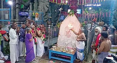 பிள்ளையார்பட்டி கற்பக விநாயகர் கோயிலில் நேற்று நடைபெற்ற கொடியேற்றத்தின்போது, கொடிக்கு தீபாராதனை காட்டப்பட்டது.