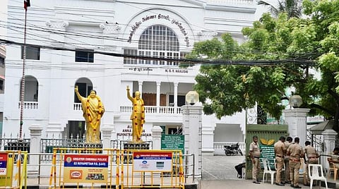 ஓபிஎஸ் கோரிக்கையை ஏற்று இபிஎஸ் மேல்முறையீட்டு வழக்கு ஒத்திவைப்பு: உயர் நீதிமன்றம்