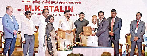 சென்னையில் நேற்று நடைபெற்ற காலணிகள் மற்றும் தோல் துறை மாநாட்டில் முதல்வர் மு.க.ஸ்டாலின் முன்னிலையில் ரூ.2,250 கோடி முதலீட்டிலான புரிந்துணர்வு ஒப்பந்தங்கள் பரிமாறிக் கொள்ளப்பட்டன. உடன், அமைச்சர்கள் தங்கம் தென்னரசு, தா.மோ.அன்பரசன், தலைமைச் செயலர் வெ.இறையன்பு உள்ளிட்டோர்.படம்: ம.பிரபு