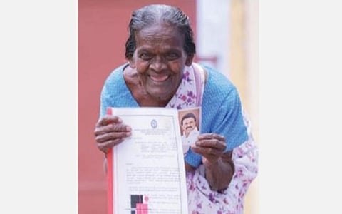 முதல்வரின் உத்தரவால் கிடைக்கப் பெற்ற இலவச வீட்டுக்கான ஆணையுடன் மூதாட்டி வேலம்மாள்.