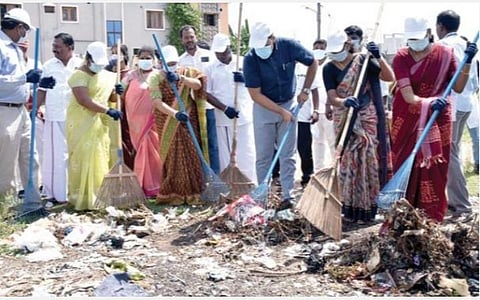 ஆலப்பாக்கம் ஊராட்சியில் ‘நம்ம ஊரு சூப்பரு’ திட்டத்தின் செயல்பாட்டை செங்கை ஆட்சியர் ஆ.ர.ராகுல் நாத் தொடங்கி வைத்தார்.