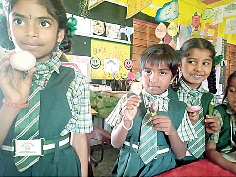 கணித பாடத்தை எளிதாக்கியுள்ள எண்ணும் எழுத்தும் திட்டம்: சாதாரண பொருட்கள் கொண்டு அசாதாரண கல்வி கற்கும் குழந்தைகள்