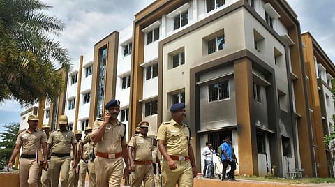 கள்ளக்குறிச்சி பள்ளி மாணவி வழக்கில் தாளாளர், முதல்வர், ஆசிரியர்கள் கைது எதற்காக? - உயர் நீதிமன்றம் எச்சரிக்கை