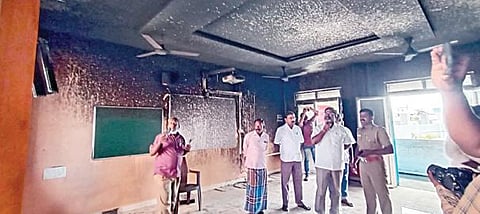ஈரோடு கருங்கல்பாளையம் திருநகர் காலனி மாநகராட்சி நடுநிலைப் பள்ளியில், தீ விபத்து ஏற்பட்ட ஸ்மார்ட் வகுப்பறையைப் பார்வையிட்ட காவல்துறை மற்றும் மாநகராட்சி அதிகாரிகள்.