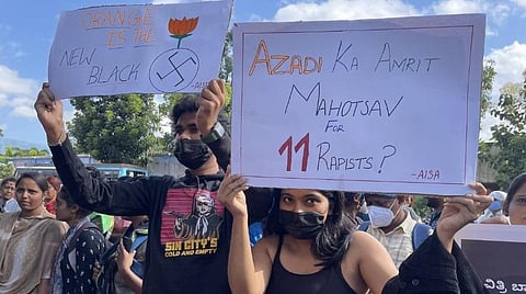 பில்கிஸ் பானு வழக்கு | குஜராத் அரசுக்கும், மத்திய அரசுக்கும் உச்ச நீதிமன்றம் நோட்டீஸ்